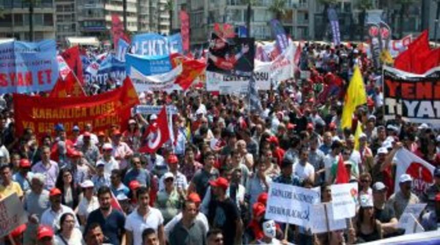 Anne, Dev-Lis&rsquo;le 1 Mayıs&rsquo;a Katılan Kızını Grubun Arasından &Ccedil;ekip Aldı