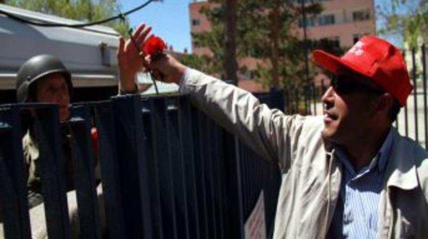 &Ccedil;&ouml;z&uuml;m S&uuml;reci Van'daki 1 Mayıs Kutlamalarına Yansıdı