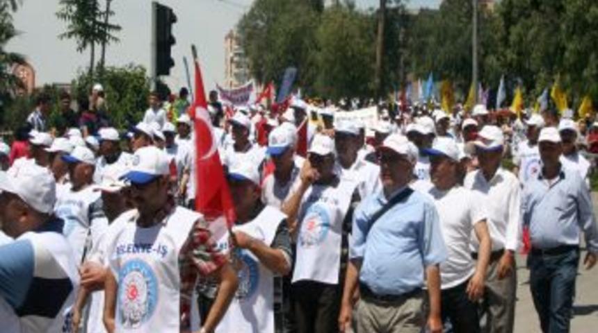 Adana&rsquo;da 1 Mayıs 38 Derece Sıcakta Davul Zurnayla Kutlandı
