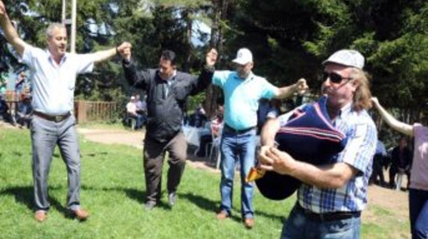 1 Mayıs'ı Horon Teperek Kutladılar