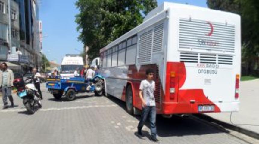 Pat Pat Aracı Ile Kızılay Otob&uuml;s&uuml;ne &Ccedil;arptı
