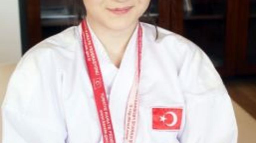 Karateci &Ccedil;ağla &Ccedil;ınar Altınla &Ouml;d&uuml;llendirildi