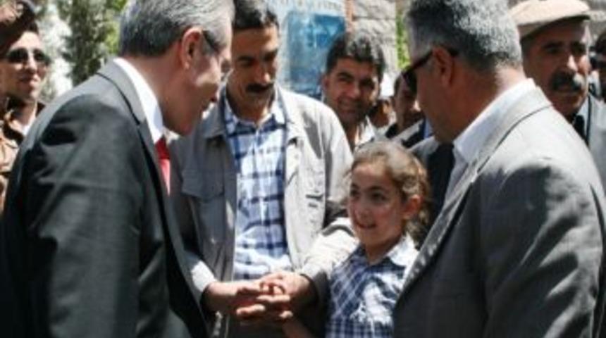 Van İl Emniyet M&uuml;d&uuml;r&uuml; Yurdakul, Esnaf Ve Halkın 1 Mayıs Bayramı&rsquo;nı Kutladı