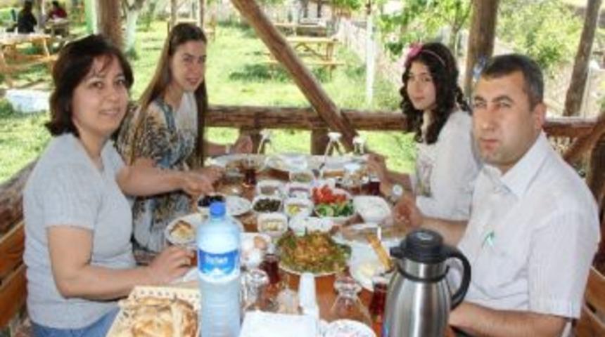 İş&ccedil;i Bayramında Dayanışma Kahvaltısında Buluştular