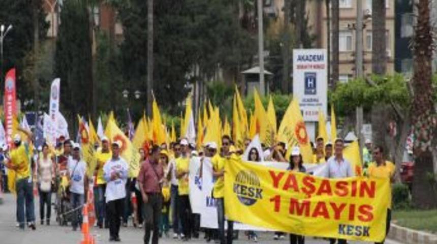 İşçi Bayramını Kutlamak Için Paraşütle Alana Indiler