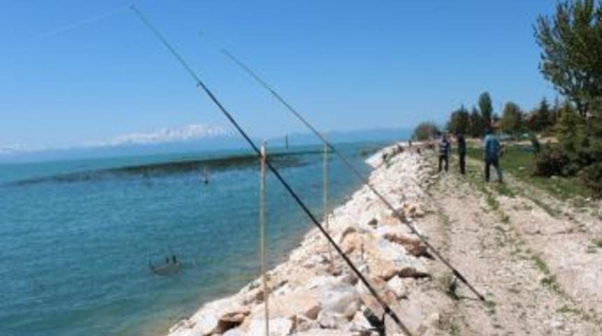 Beyşehir&rsquo;de Olta Meraklıları G&ouml;l Kıyılarını Şenlendirdi
