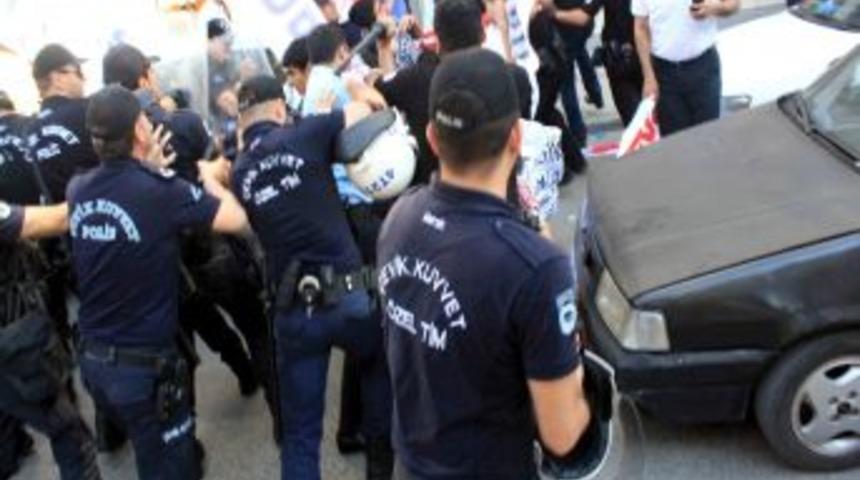 Mersin'de Caddeyi Kapatan Gruba &Ccedil;evik Kuvvet M&uuml;dahale Etti: 13 G&ouml;zaltı