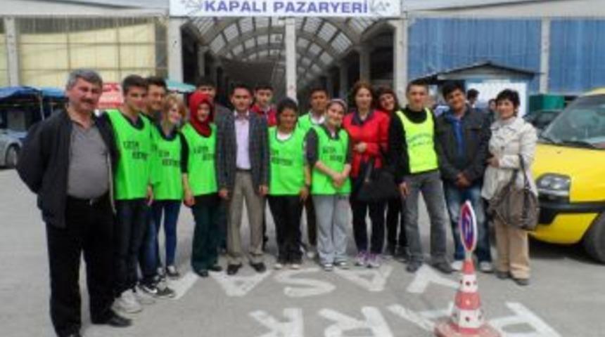 &Ouml;ğrenciler pazar alışverişi yapanlara yardım etti