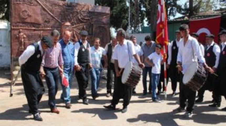 Başkan Tuna, İş&ccedil;ilerle Birlikte Halay &Ccedil;ekti