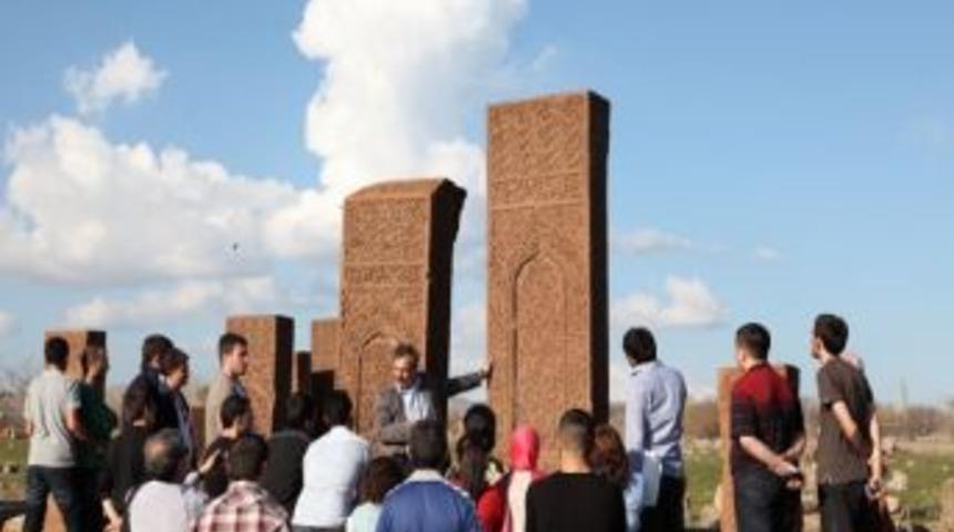 Hacettepeli &Ouml;ğrencilerin Ahlat Gezisi