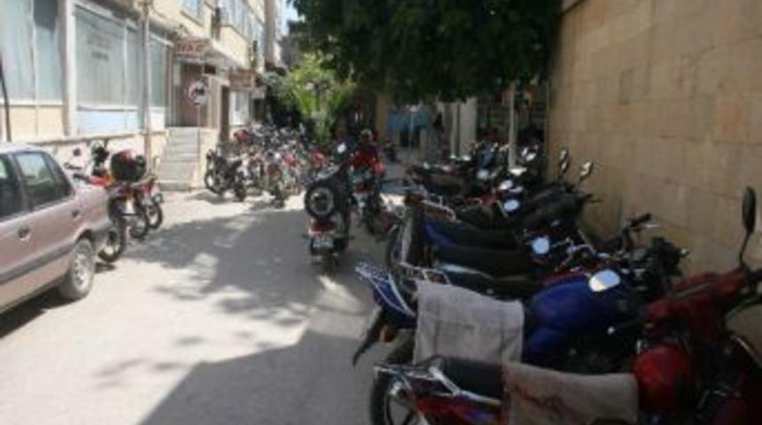 Motosiklet S&uuml;r&uuml;c&uuml;leri Park Yeri Bulmakta Zorluk &Ccedil;ekiyor