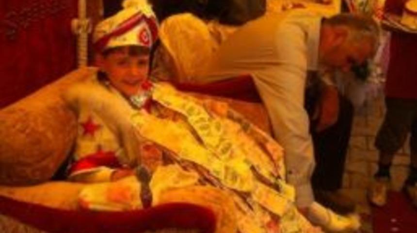 S&uuml;nnet &Ccedil;ocuğu D&uuml;ğ&uuml;n Yorgunluğuna Dayanamayınca&hellip;