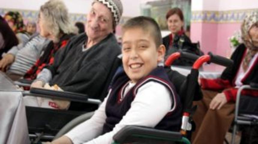 Gen&ccedil;lerin İyilik Ağacı Huzurevinde A&ccedil;tı