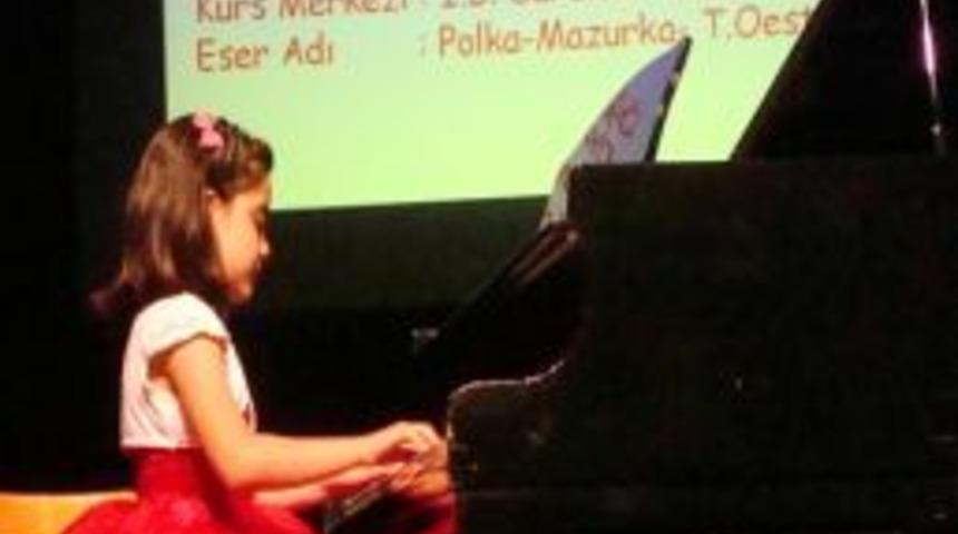 &Ccedil;ocuklardan Piyano Konseri