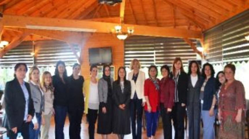 Ayşenur İslam&rsquo;dan Kadınlara Destek