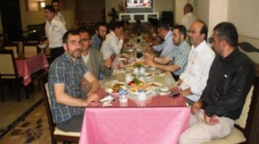 Akyazılı Şampiyon Hocalara Başkan Yazıcı&rsquo;dan Yemek