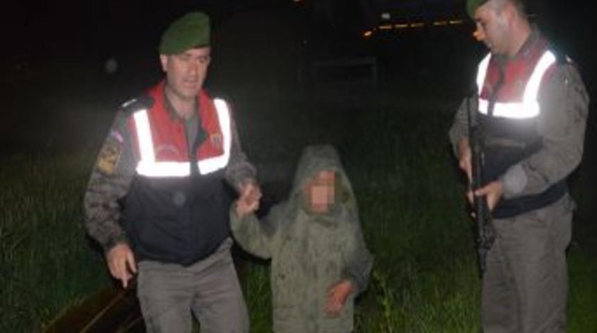 Jandarma Gece Yarısı Yolda Bulunan Sağır Ve Dilsiz &Ccedil;ocuğu Ailesine Teslim Etti