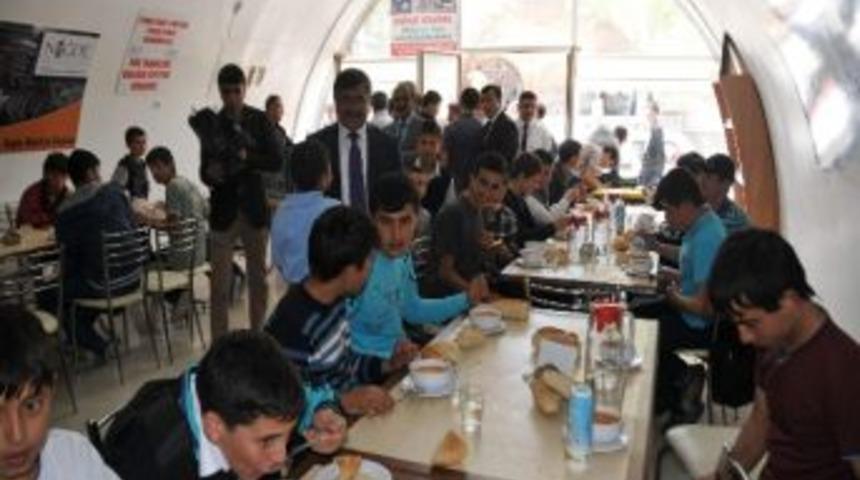 Belediye Başkanı Akdoğan, Kendi Eliyle &Ouml;ğrencilere &Ccedil;orba Dağıttı