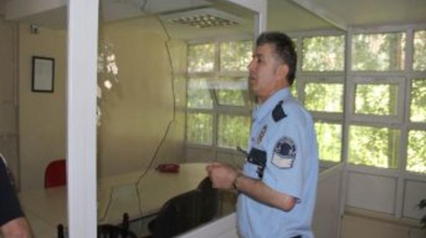 Okuldan Atılan &Ouml;ğrenci Olay &Ccedil;ıkarttı