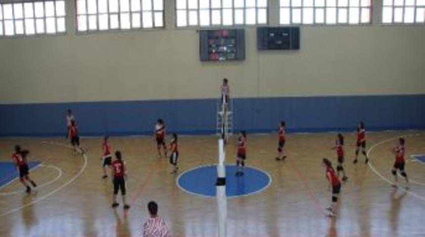 Fak&uuml;lteler Arası Voleybol Ma&ccedil;ları Başladı