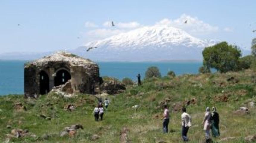 Tarihi Manastır Restore Edilmeyi Bekliyor