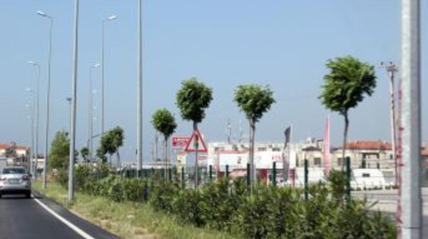 Edremit&rsquo;te Hırsızlar Ref&uuml;jlerin Tel &Ouml;rg&uuml;lerine Dadandı