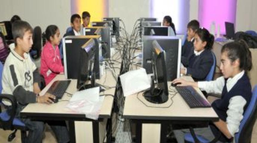 Uşak Belediyesi Karaağa&ccedil; Mahallesi&rsquo;ne Gen&ccedil;lik Merkezi Yapıyor