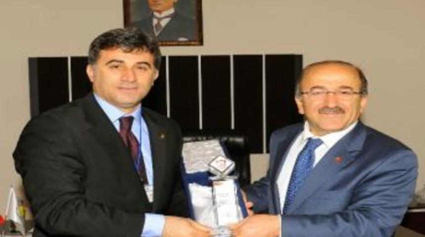 Başkan G&uuml;mr&uuml;k&ccedil;&uuml;oğlu&rsquo;na Teşekk&uuml;r Plaketi