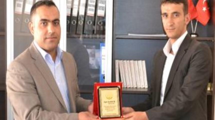 Hilvan İmam Hatip Lisesinden İha Muhabirine Plaket