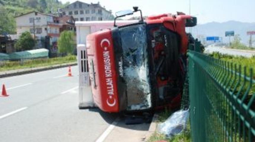 Rize'de Kuru Gıda Y&uuml;kl&uuml; Kamyon Devrildi: 1 Yaralı