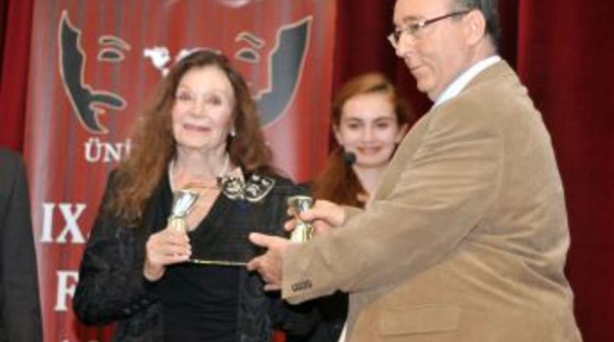 Yıldız Kenter'e 'Onur &Ouml;d&uuml;l&uuml;' Verildi