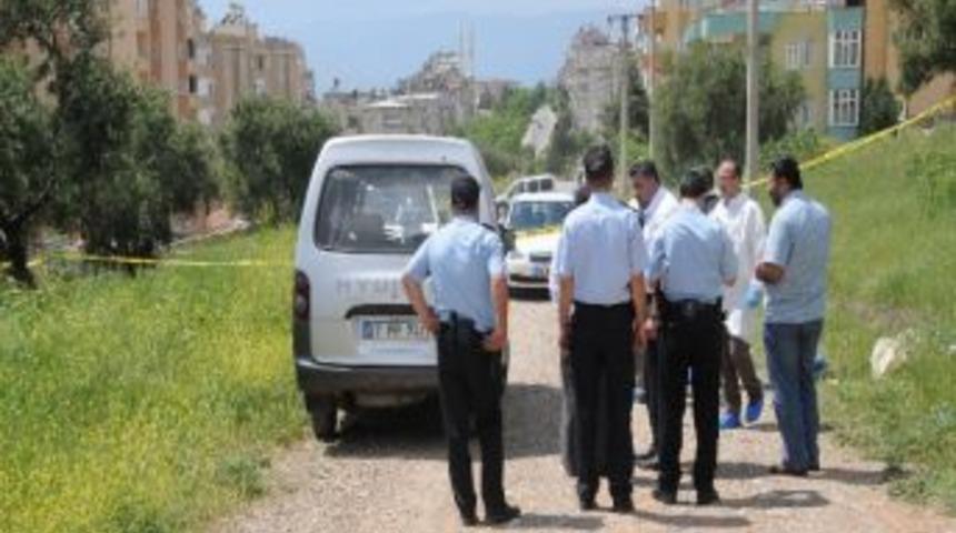 Aracının i&ccedil;inde intihar etti