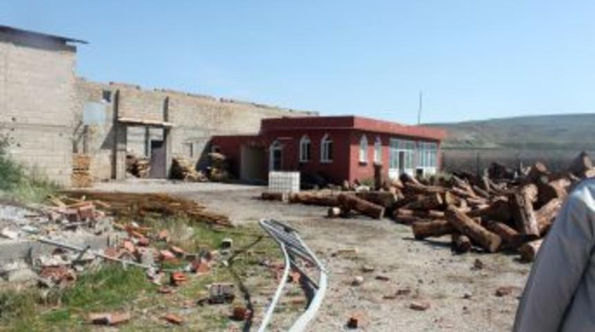 Fırtına, Fabrikanın &Ccedil;atısını U&ccedil;urdu