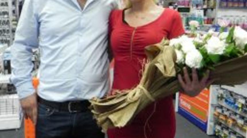 Teknoloji Mağazasında Evlenme Teklifi