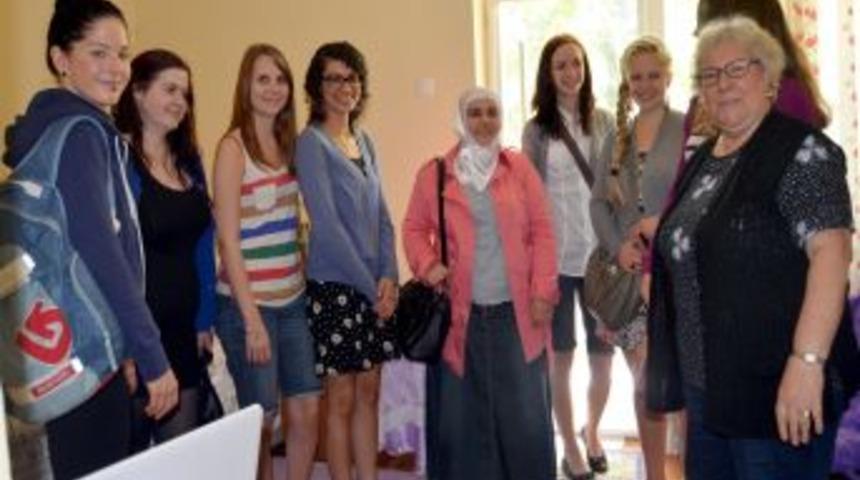 Alman Gen&ccedil;ler Kayınvalidesine Bile Bakan T&uuml;rkler'e Hayran Kaldı