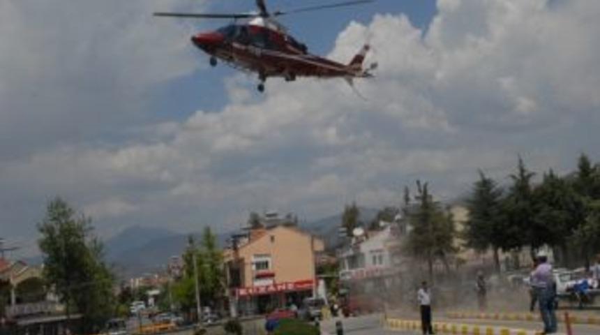 Ambulans Helikopterin R&uuml;zgarı Yaşlı Şahsı Hastanelik Etti