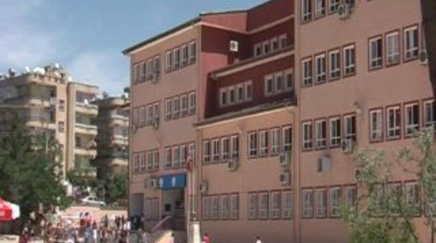 &Ouml;ğrencisini tokatladı hayatı karardı