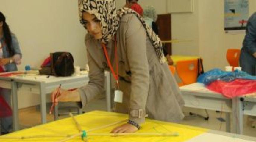 Melikşahlı &Ouml;ğrenciler, Yuvada Kalan &Ccedil;ocuklar I&ccedil;in U&ccedil;urtma Tasarladı