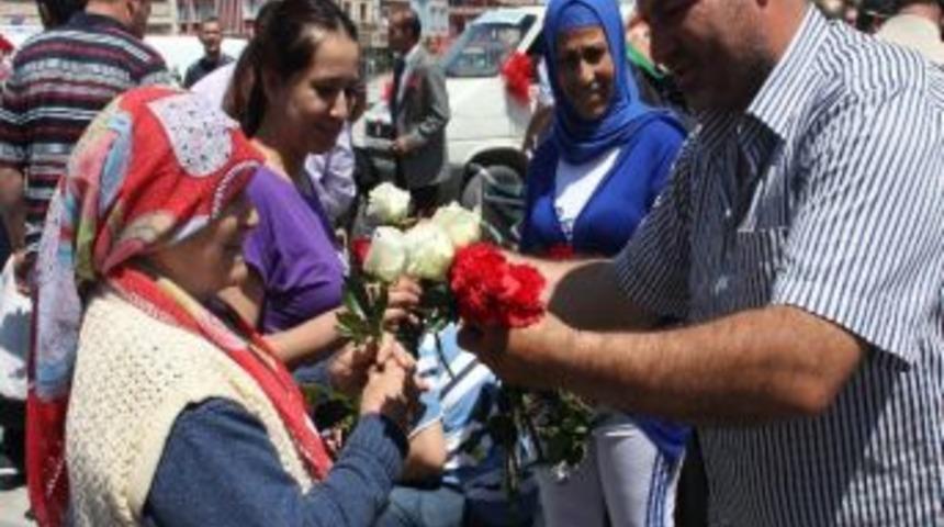 Konyalılara &Ccedil;i&ccedil;ek Jesti