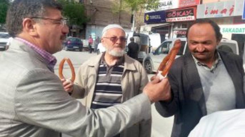 Başkan Akdoğan Vatandaşlara Tatlı Dağıttı