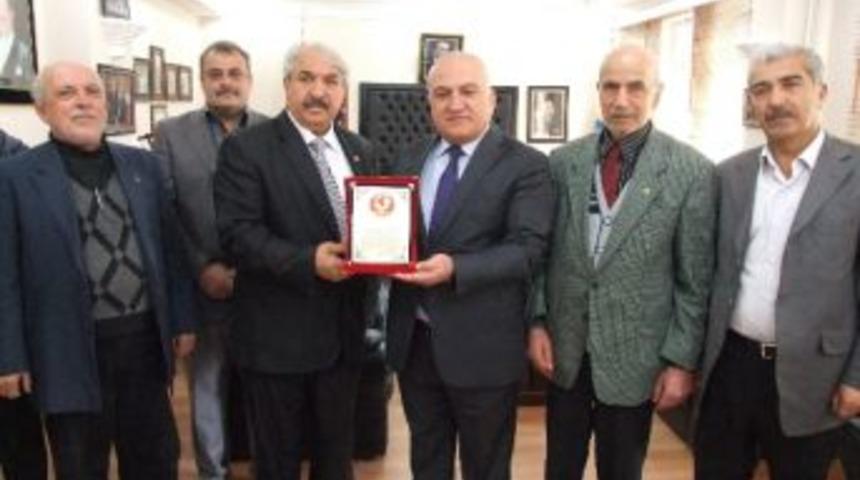 Muhtarlar Derneği'nden G&uuml;nd&uuml;zbey Belediye Başkanına Plaket