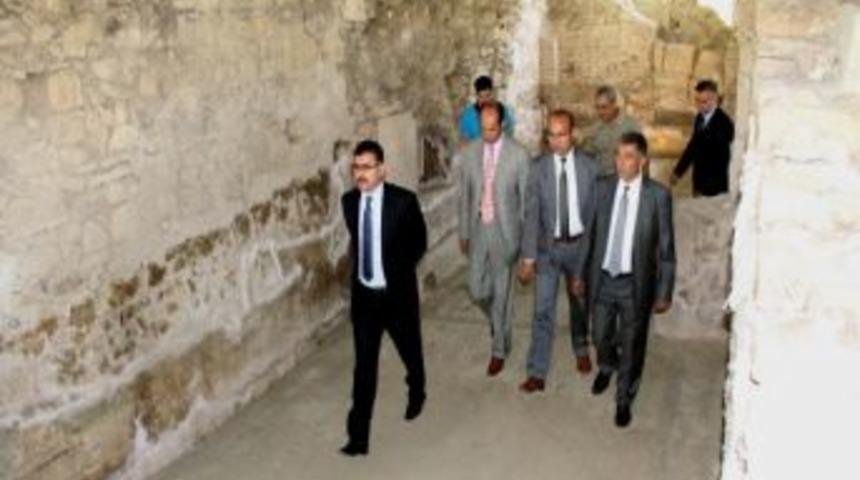 Vali Turhan, Antik Kazı Alanlarını İnceledi