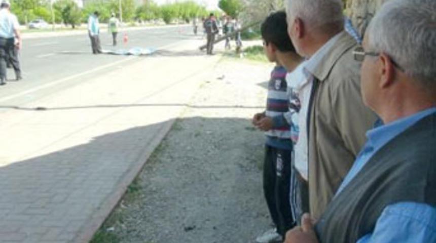 Otomobil, g&ouml;lgede dinlenenlere &ccedil;arptı: 1 &ouml;l&uuml;, 2 yaralı