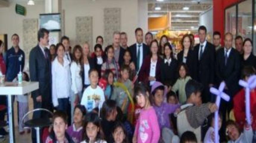 Ayvalıklı G&ouml;n&uuml;l El&ccedil;ileri &Ccedil;ıtayı Y&uuml;kseltiyor