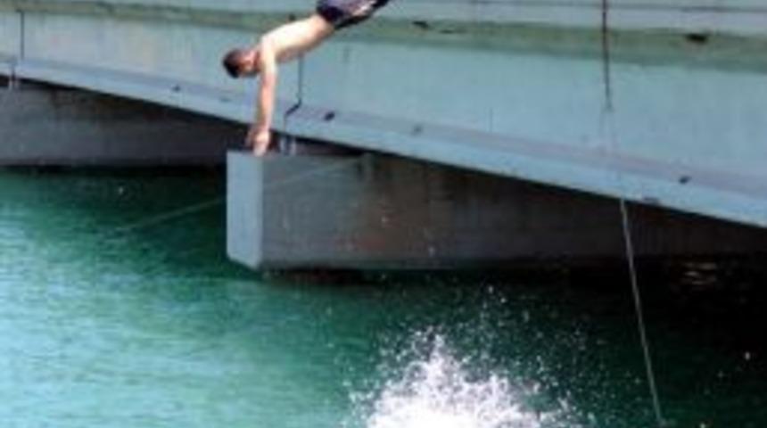 Köprüden Atlayarak Serinlemeye Çalışıyorlar