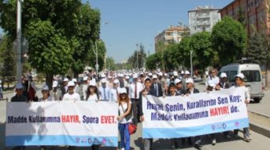 &Uuml;niversiteli Gen&ccedil;ler &ldquo;madde Bağımlılığına Hayır&rdquo; Dedi