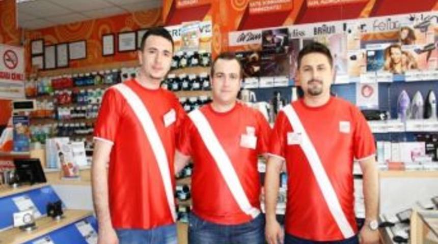 İşyerinde Ayvalıkg&uuml;c&uuml; Formasıyla &Ccedil;alışıyorlar