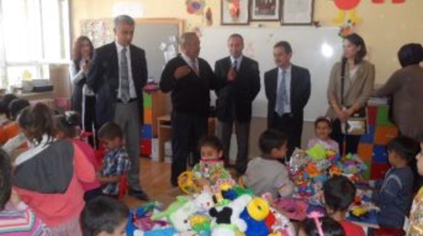 Minik &Ouml;ğrenciler Kardeşlerini Unutmadı