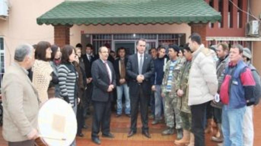 Altınova Belediye Başkanı İş&ccedil;isini Yalnız Bırakmadı