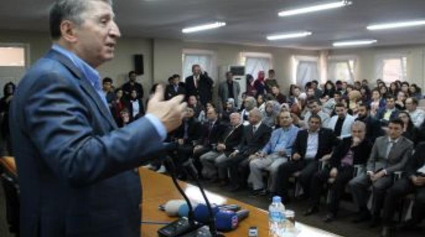 K&ouml;ksal Toptan'a &Uuml;niversitede Yumurtalı Protesto